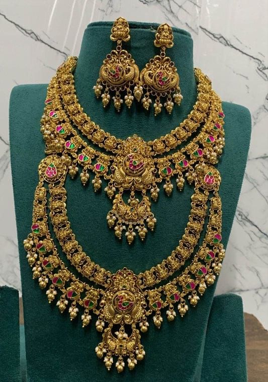 दुकान पर रखीं आर्टिफिशियल ज्वैलरी । संवाद