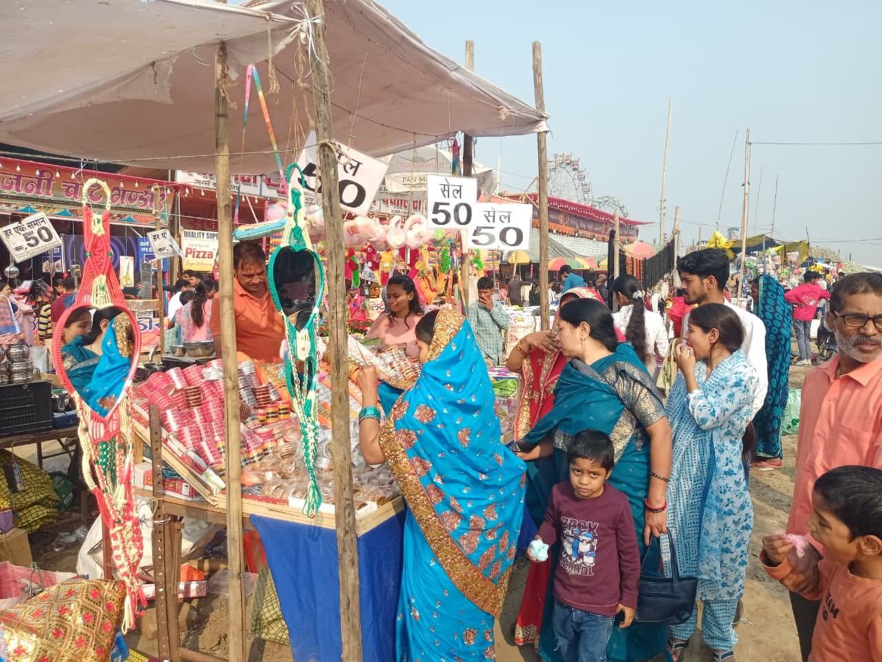 ददरी मेला के मीना बाजार में गर्म कपड़ों की खरीदारी करती महिलाएं और युवतिया।संवाद ददरी मेला के मीना बाजार में गर्म कपड़ों की खरीदारी करती महिलाएं और युवतिया।संवाद