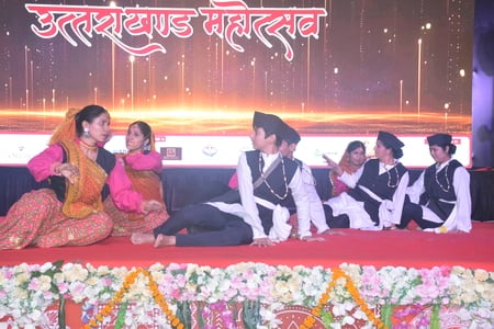 उत्तराखंड महोत्सव की चौथी दिन प्रस्तुति देते कलाकार। उत्तराखंड महोत्सव की चौथी दिन प्रस्तुति देते कलाकार।