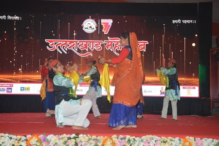 उत्तराखंड महोत्सव की चौथी दिन प्रस्तुति देते कलाकार। उत्तराखंड महोत्सव की चौथी दिन प्रस्तुति देते कलाकार।