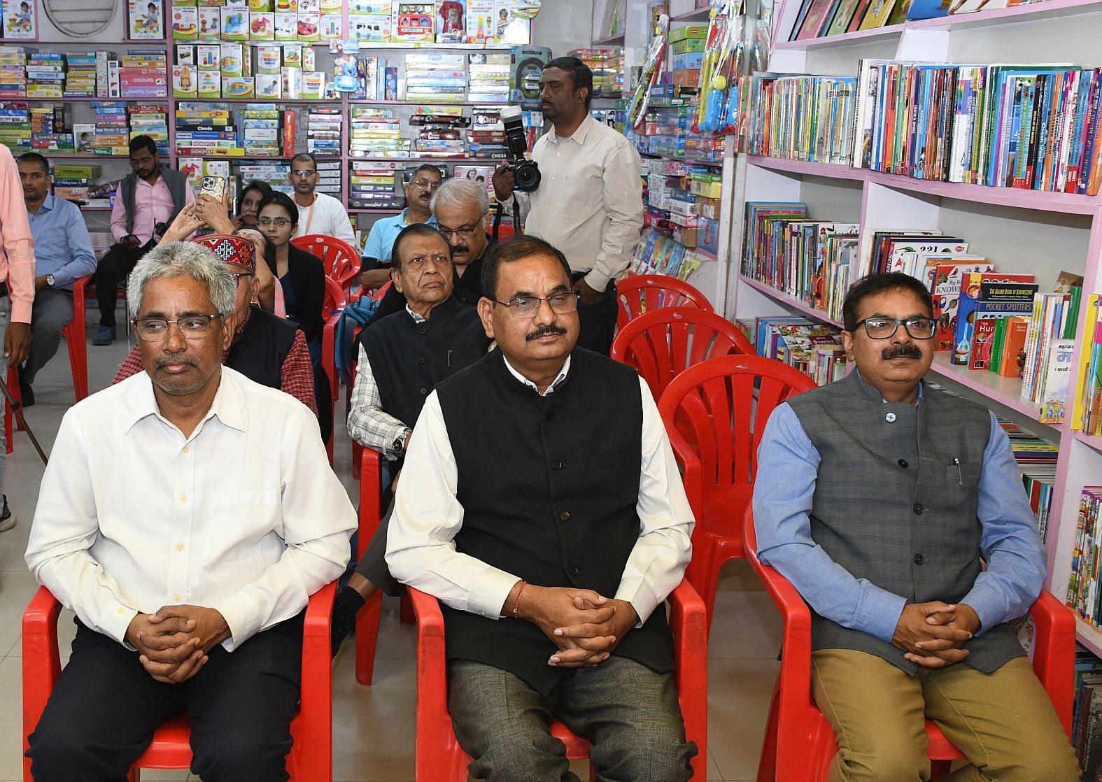 विपुल बी वार्ष्णेय की पुस्तक टेंपल्स ऑफ अवध का विमोचन बुधवार शाम गोमतीनगर के विवेकखंड में हुआ।