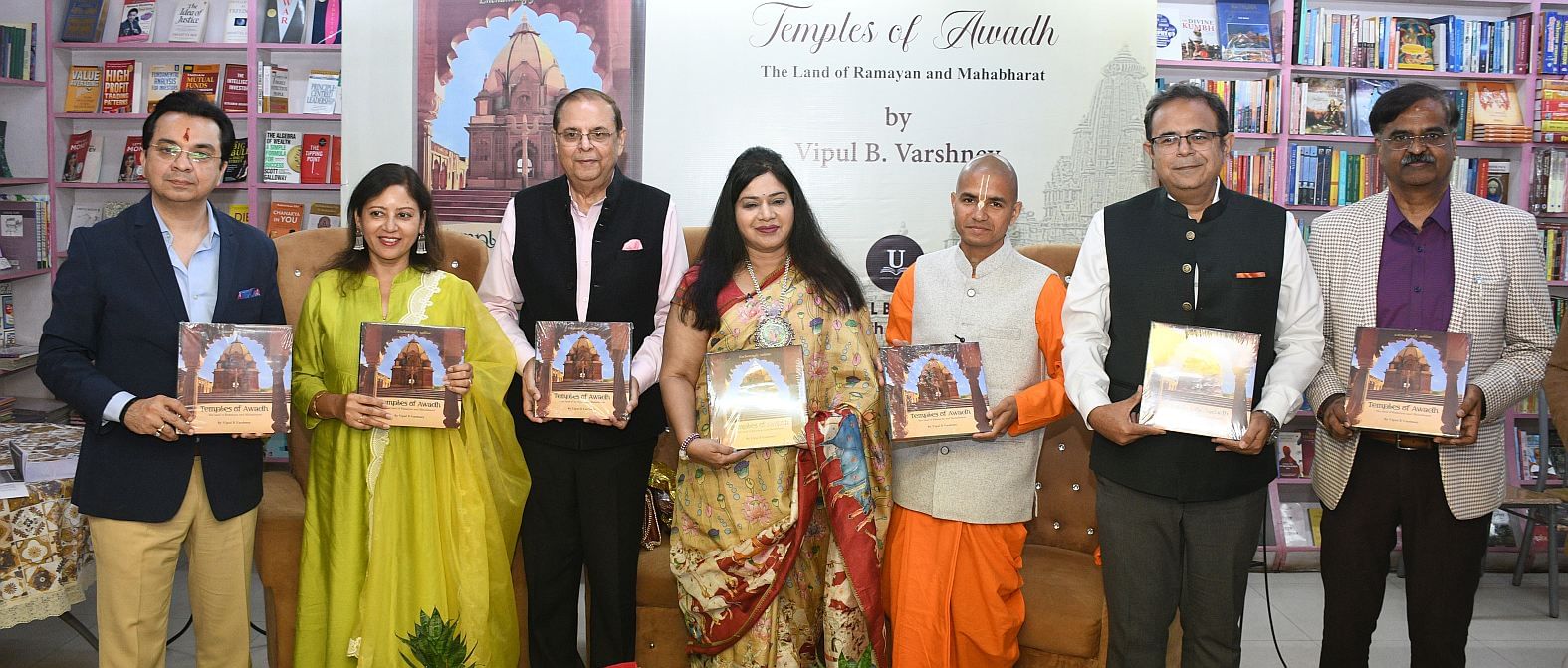 विपुल बी वार्ष्णेय की पुस्तक टेंपल्स ऑफ अवध का विमोचन बुधवार शाम गोमतीनगर के विवेकखंड में हुआ।