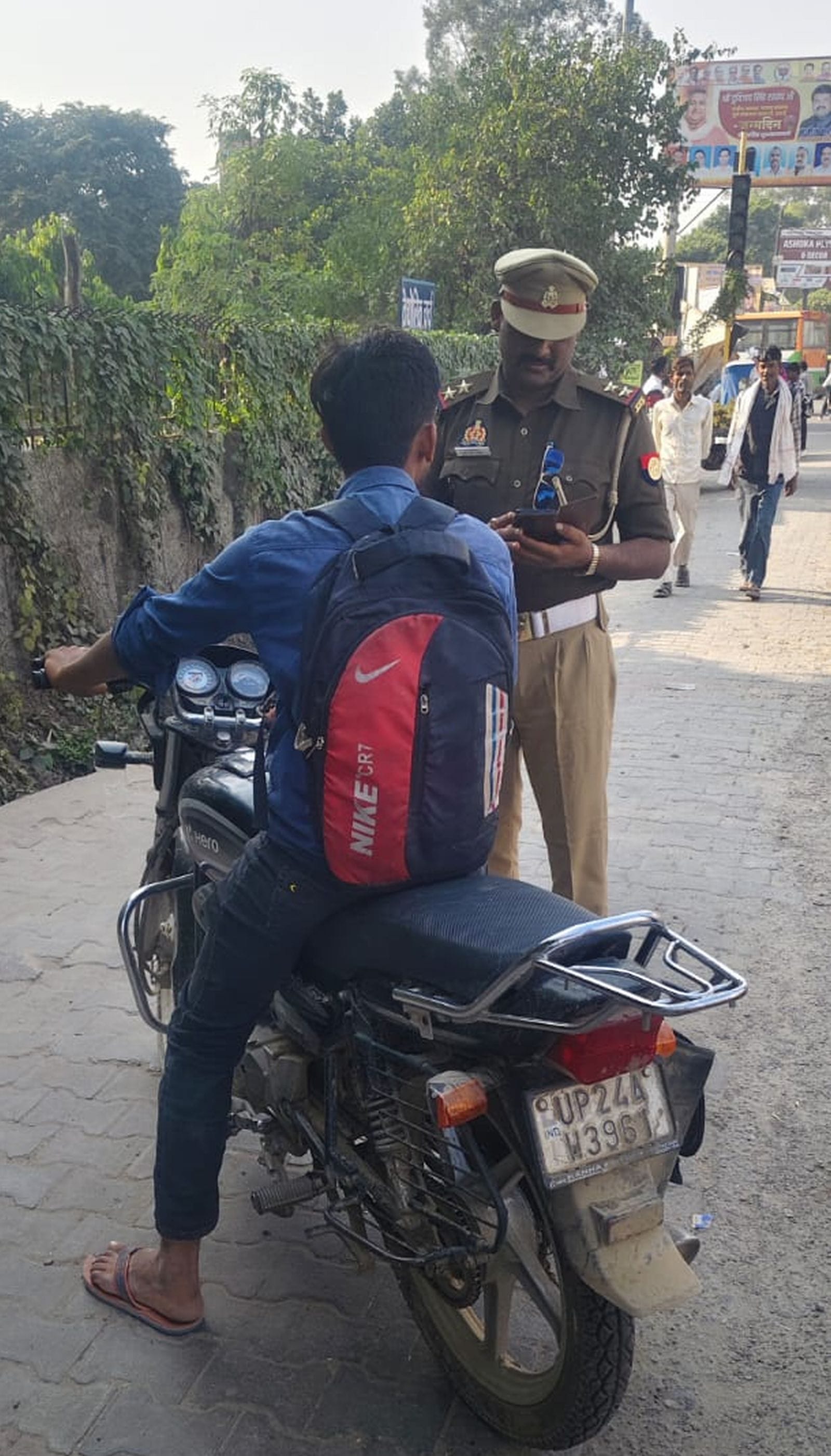 यातायात माह में रैली निकालकर जागरूक करती याता यात पुलिस। फाइल फोटो।