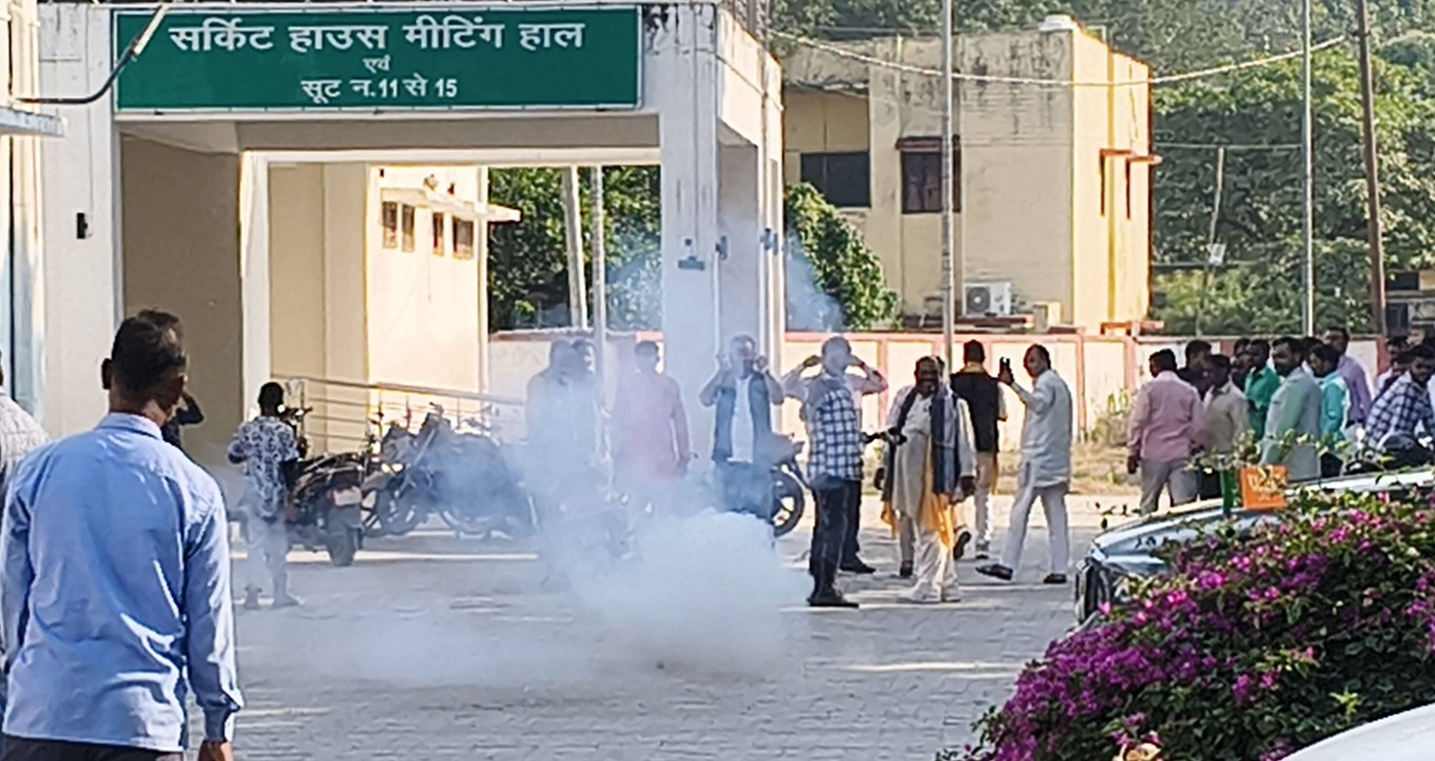 31-सर्किट हाउस में खुशी जाहिर करतीं भाजपा की महिला मोर्चा की कार्यकर्ता।-संवाद