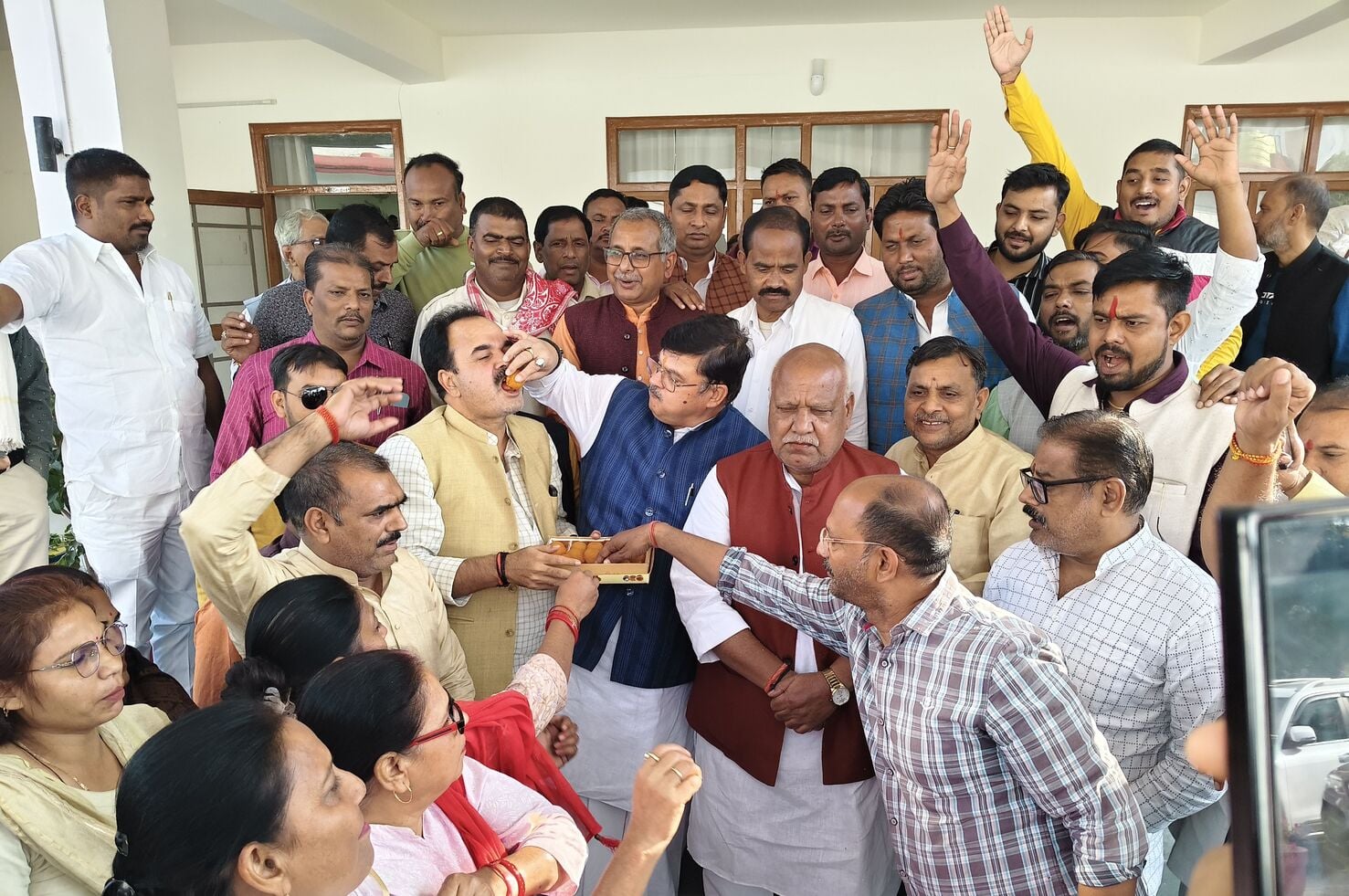 31-सर्किट हाउस में खुशी जाहिर करतीं भाजपा की महिला मोर्चा की कार्यकर्ता।-संवाद 31-सर्किट हाउस में खुशी जाहिर करतीं भाजपा की महिला मोर्चा की कार्यकर्ता।-संवाद