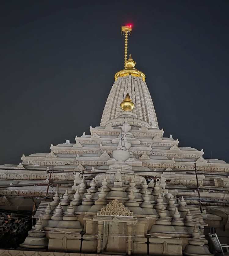 38-राममंदिर परिसर में दर्शन को जाते श्रद्धालुगण