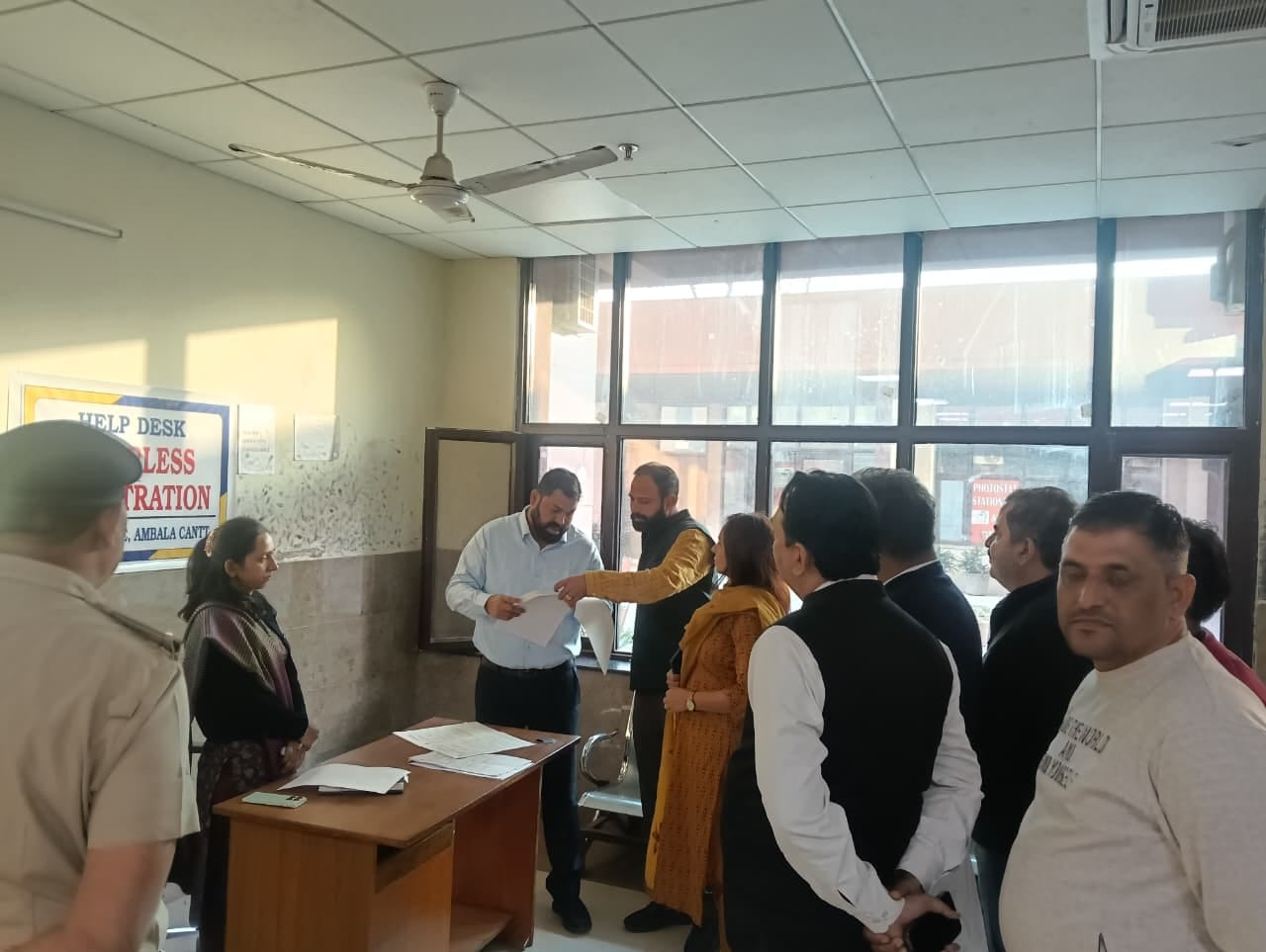 अंबाला शहर तहसील में की गई पेपरलैस रजिस्ट्री के दस्तावेज दिखाते हुए व मौजूद अधिकारी। डीआइपीआरओ