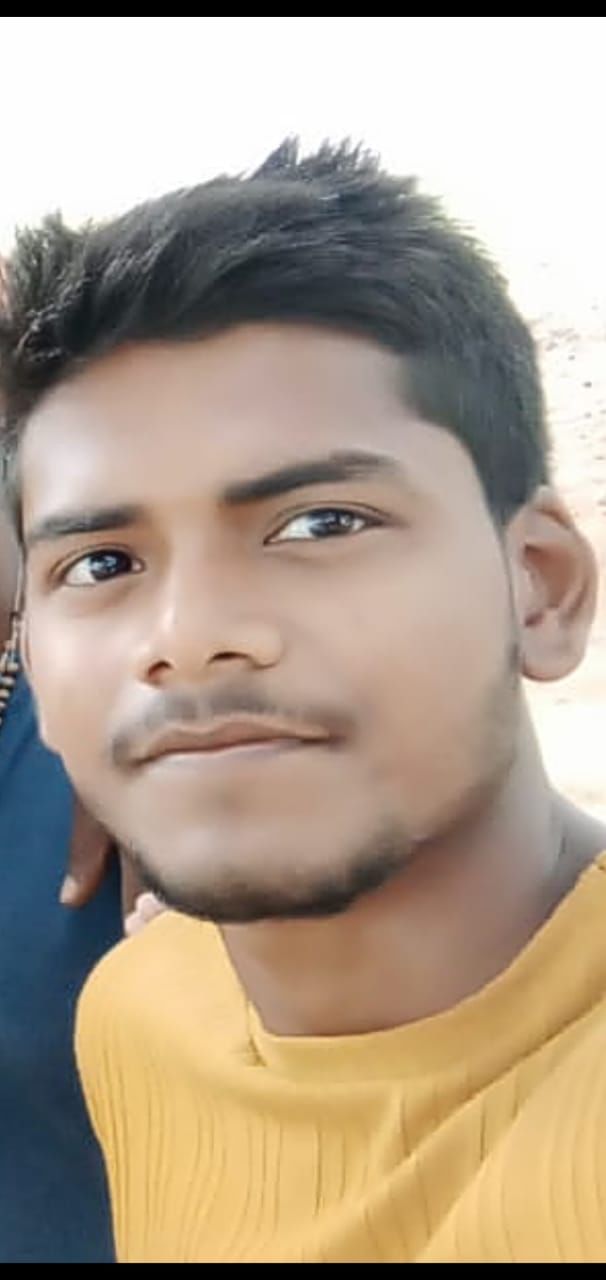 अजुहा  युवक के मौज के बाद राहगीरों की लगी भीड