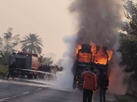 अंजनिया बाईपास पर धधका ट्रक, सुबह का ट्रैफिक घंटों रहा ठप