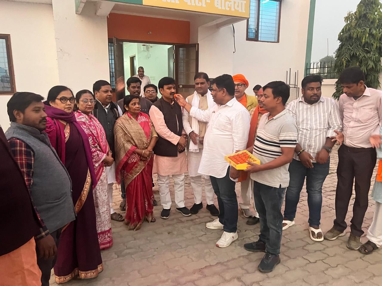 बिहार के एनडीए गठबंधन की जीत पर नगर के टैगोर नगर में पटाखा छोड़कर खुशी का इजहार करते पूर्व मंत्