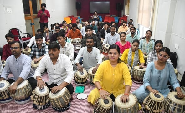 भातखंडे संस्कृति विश्वविद्यालय में चल रही तीन दिवसीय तबला वादन कार्यशाला के दूसरे दिन बृहस्पतिव