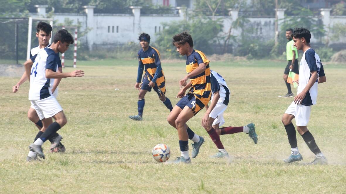 चाैक स्टेडियम में चल रही फुटबॉल प्रतियोगिता में भिड़ते खिलाड़ी।