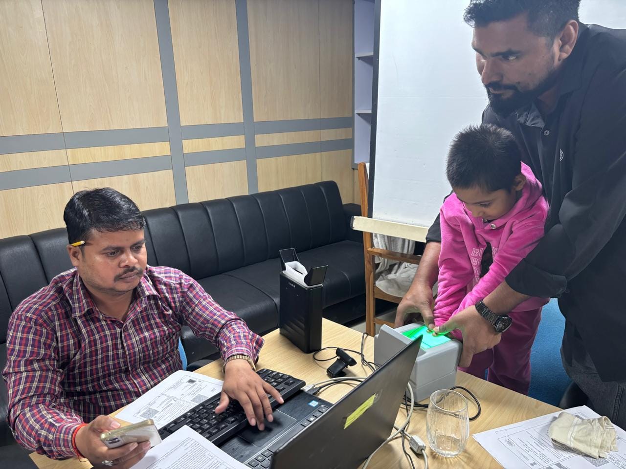 चलती मेट्रो में हुआ देश का पहला बाल आधार नामांकन