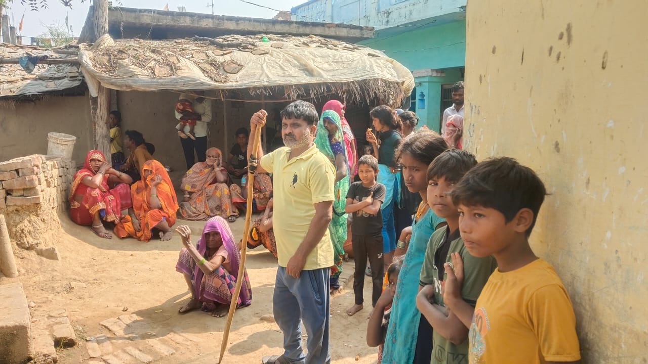 चार वर्षीय मासूम के कुएं में गिरने के बाद लगी लोगों की भीड़ चार वर्षीय मासूम के कुएं में गिरने के बाद लगी लोगों की भीड़