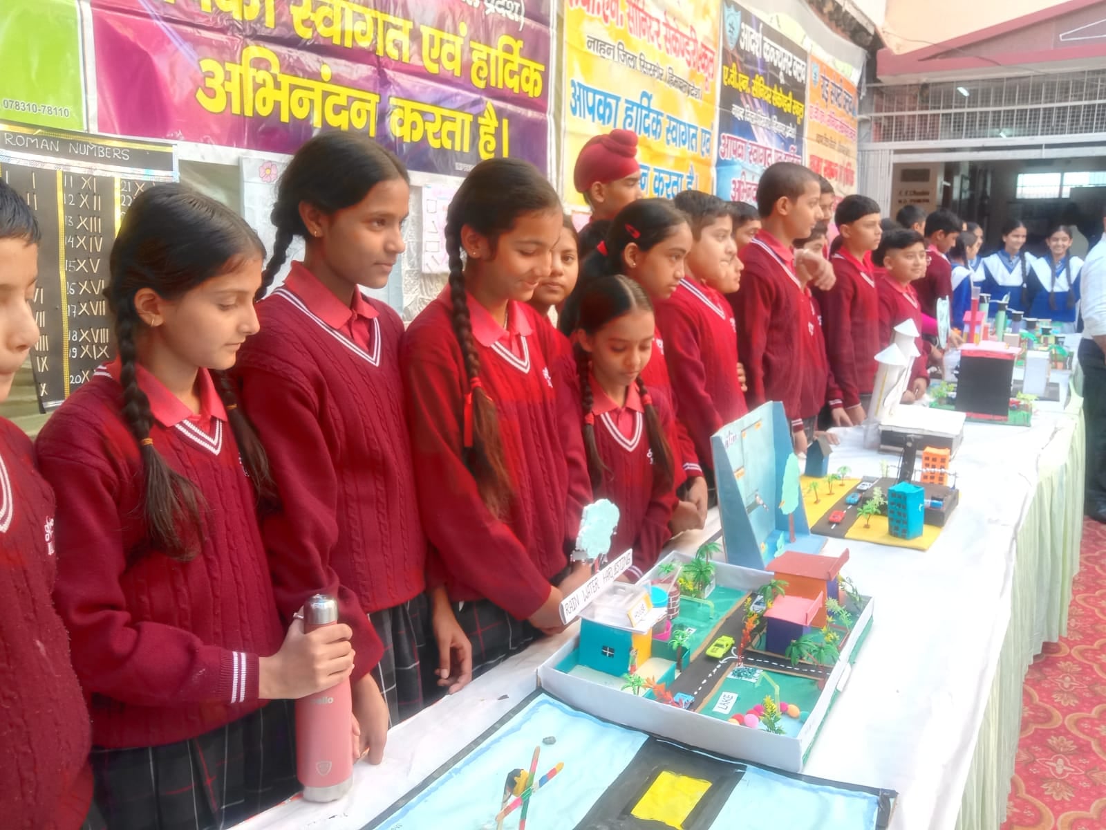 एवीएन स्कूल नाहन में प्रदर्शनी के दौरान अपने बनाए मॉडल के साथ विद्यार्थी। संवाद