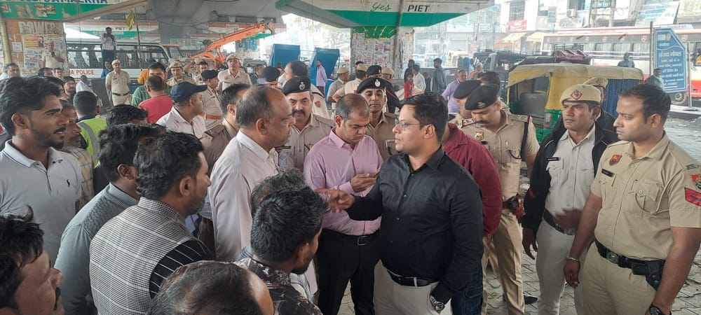 फ्लाईओवर के नीचे से ठईये उठाती क्रेन। फ्लाईओवर के नीचे से ठईये उठाती क्रेन।