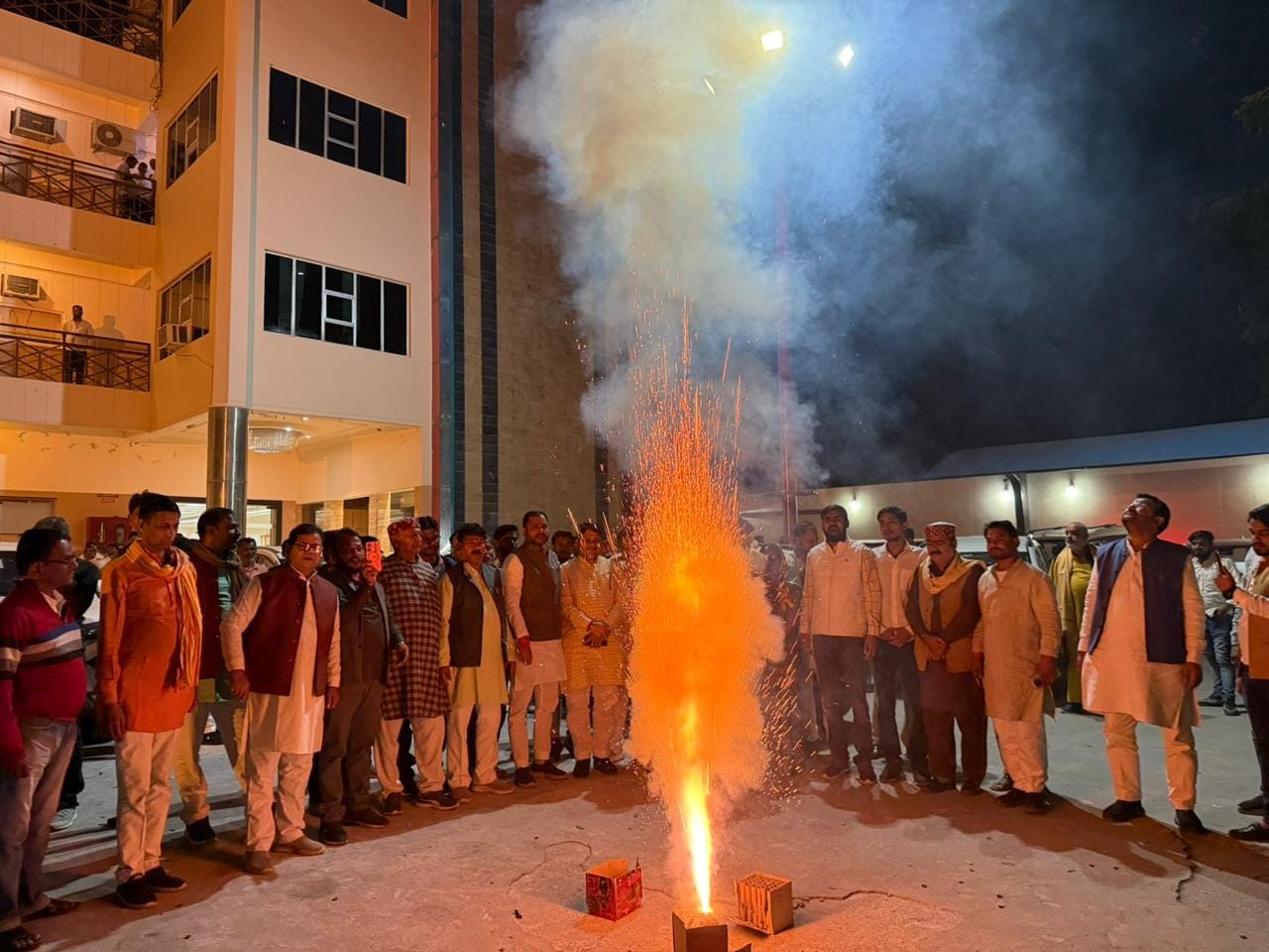 फोटो- 15 कचहरी में जीत का जश्न मनाते जनता दल यू कार्यकर्ता। संवाद फोटो- 15 कचहरी में जीत का जश्न मनाते जनता दल यू कार्यकर्ता। संवाद
