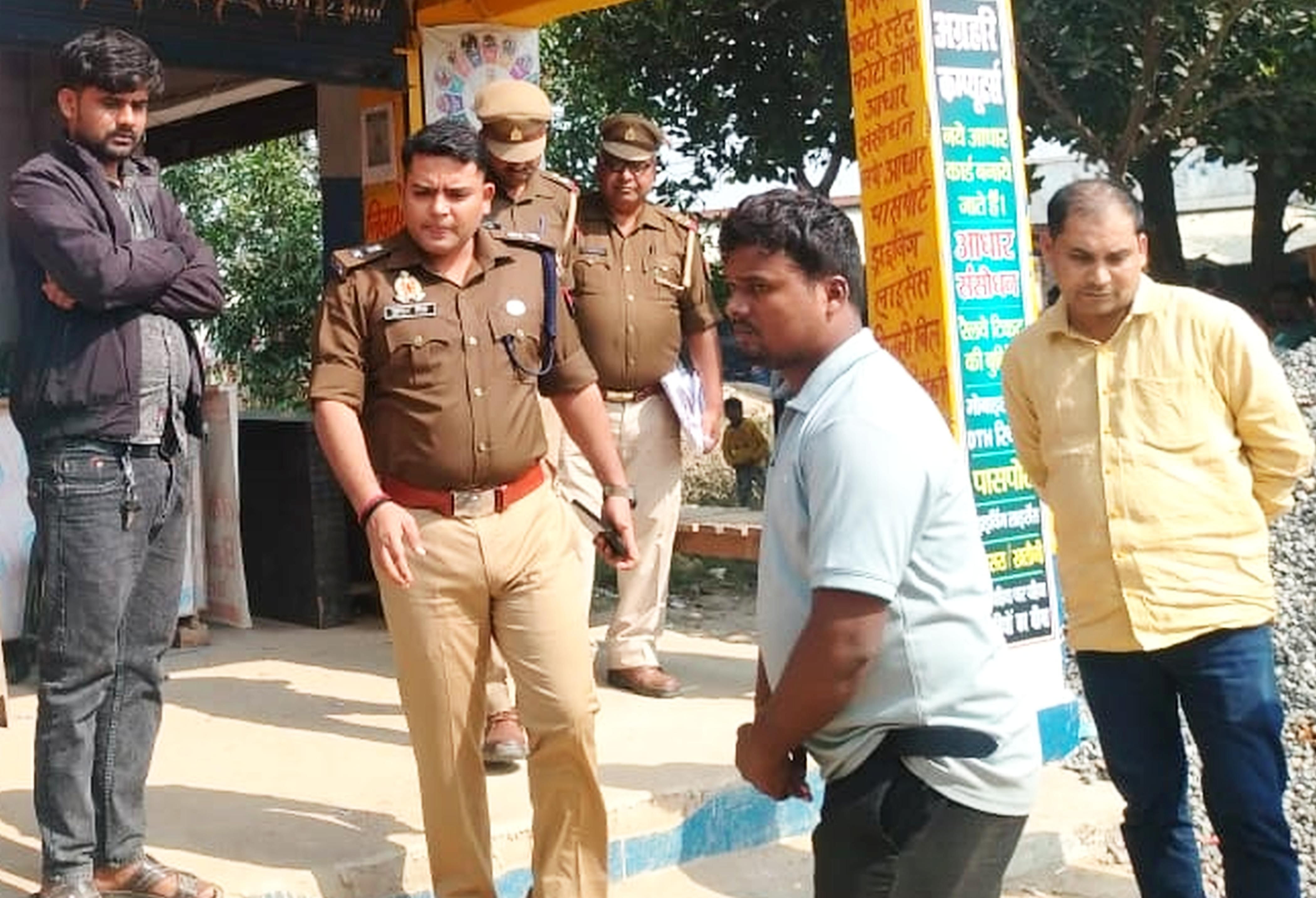 फोटो-18-गढ़ा जीआईसी के पास स्थित बैंक सेवा केंद्र में पूछताछ करते एसपी अनूप सिंह। संवाद