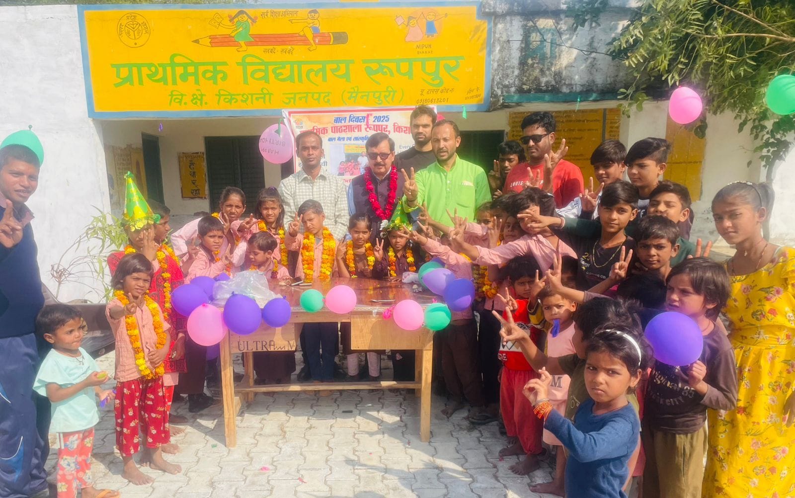 फोटो 25 बरनाहल में एनडीए की जीत पर खुशी मनाते भाजपाई। संवाद फोटो 25 बरनाहल में एनडीए की जीत पर खुशी मनाते भाजपाई। संवाद