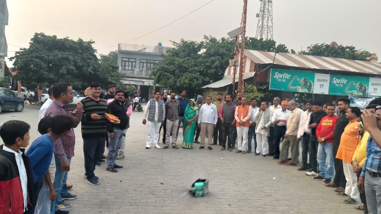 फोटो 25 बरनाहल में एनडीए की जीत पर खुशी मनाते भाजपाई। संवाद फोटो 25 बरनाहल में एनडीए की जीत पर खुशी मनाते भाजपाई। संवाद