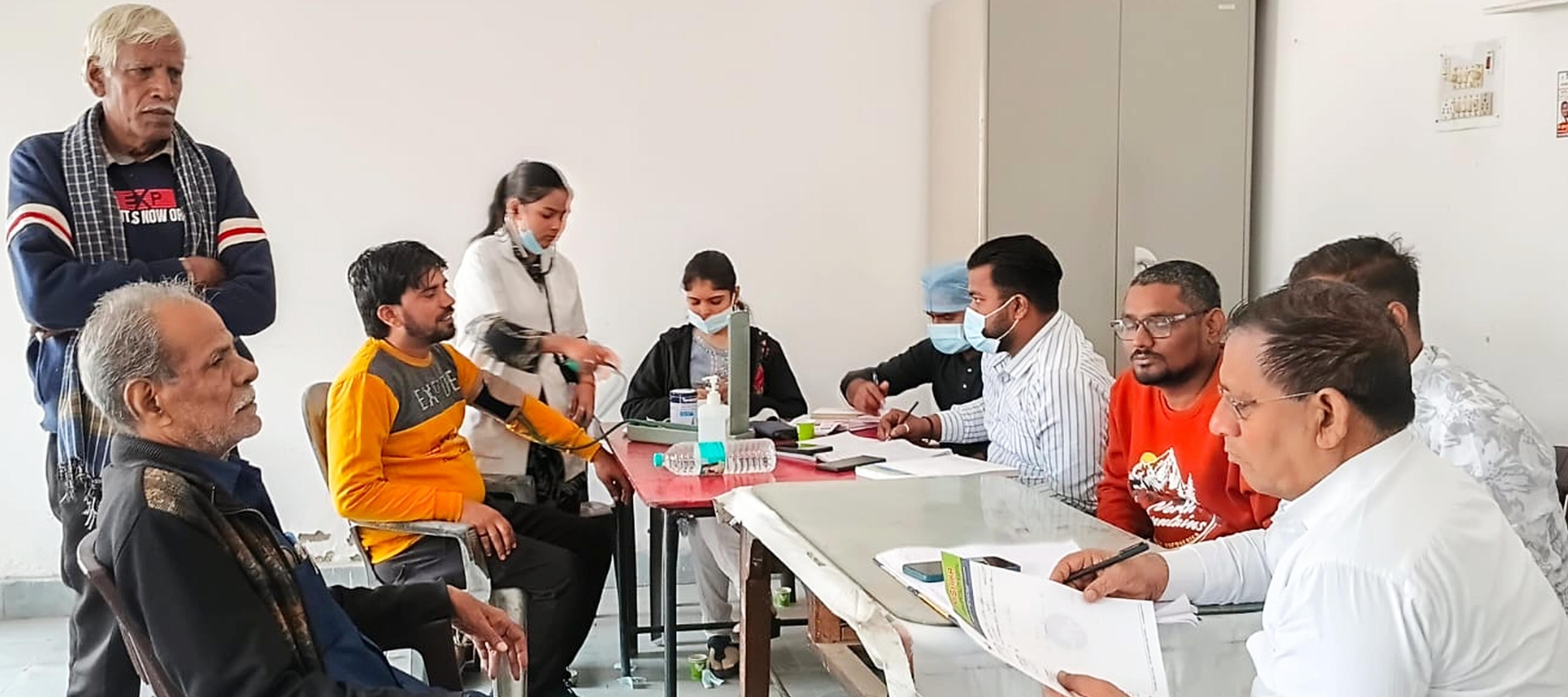 फोटो-33-बस स्टॉप में चालक परिचालकों की परीक्षण करते डॉक्टर। संवाद
