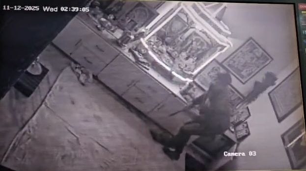 घर के मंदिर में लगे सीसीटीवी कैमरे में कैद हुई चोरी की घटना। घर के मंदिर में लगे सीसीटीवी कैमरे में कैद हुई चोरी की घटना।