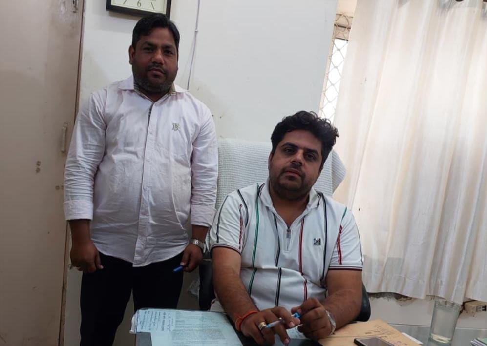 इस्माईलाबाद। मार्केट कमेटी कार्यालय में जानकारी देने के दौरान सचिव अंकुर ठकराल। विज्ञप्ति