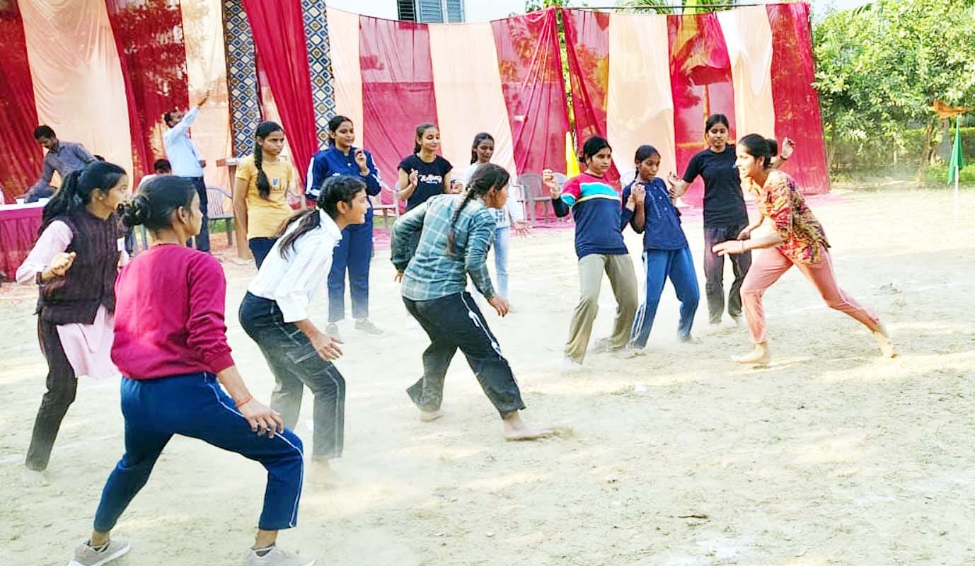 जलालाबाद के काकोरी शहीद इंटर कॉलेज में क्रिकेट लीग में शाट लगाता खिलाड़ी। स्रोत: आयोजक