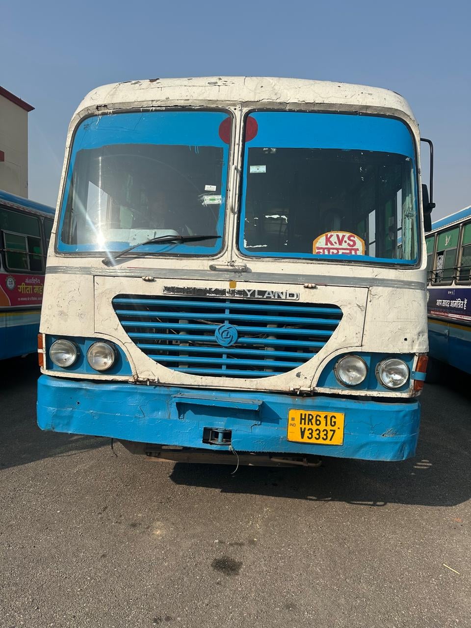 कुरुक्षेत्र। रोडवेज परिसर में खड़ी रोडवेज की बस। संवाद कुरुक्षेत्र। रोडवेज परिसर में खड़ी रोडवेज की बस। संवाद