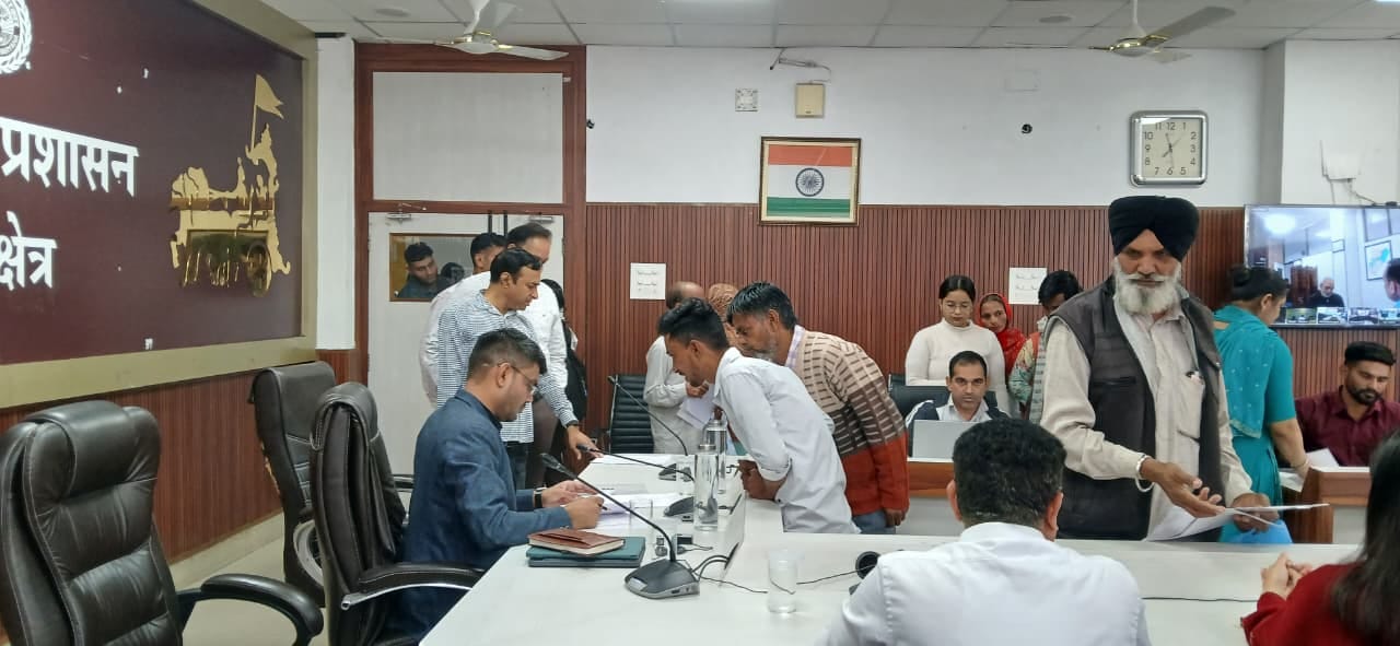 कुरुक्षेत्र। समाधान शिविर में अधिकारियों के समक्ष अपनी समस्या रखते आमजन। विज्ञप्ति