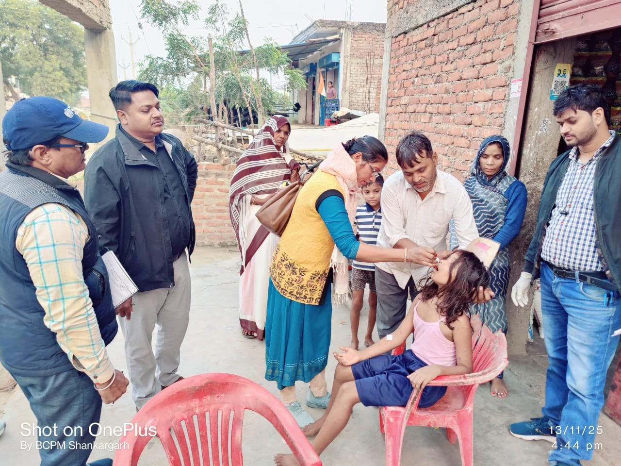 क्षेत्र के मदुरी गांव में संक्रमित लोगों की जांच पड़ताल करती हुई स्वास्थ्य विभाग की टीम क्षेत्र के मदुरी गांव में संक्रमित लोगों की जांच पड़ताल करती हुई स्वास्थ्य विभाग की टीम