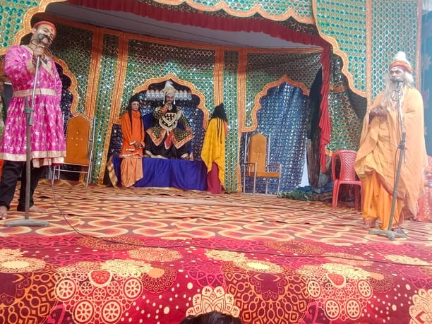 कांट के भमौली गांव में रासलीला में लीला का मंचन करते कलाकार। संवाद