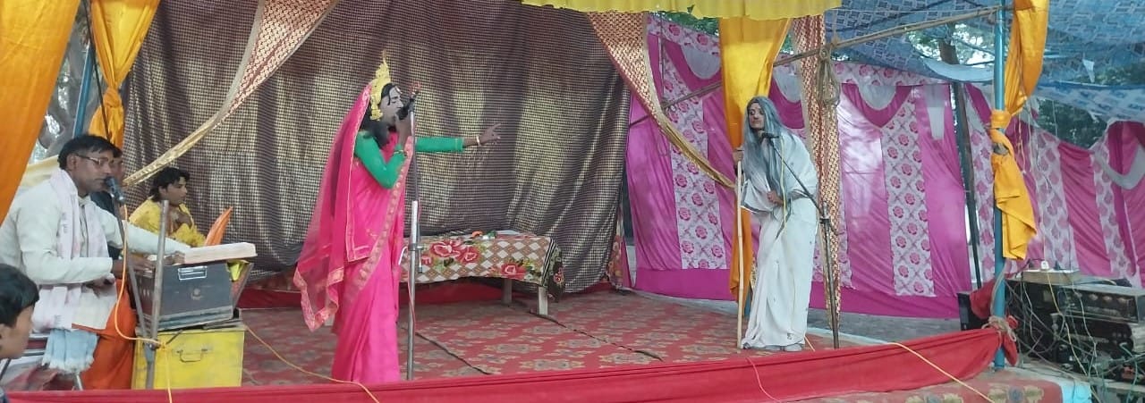 कांट के भमौली गांव में रासलीला में लीला का मंचन करते कलाकार। संवाद