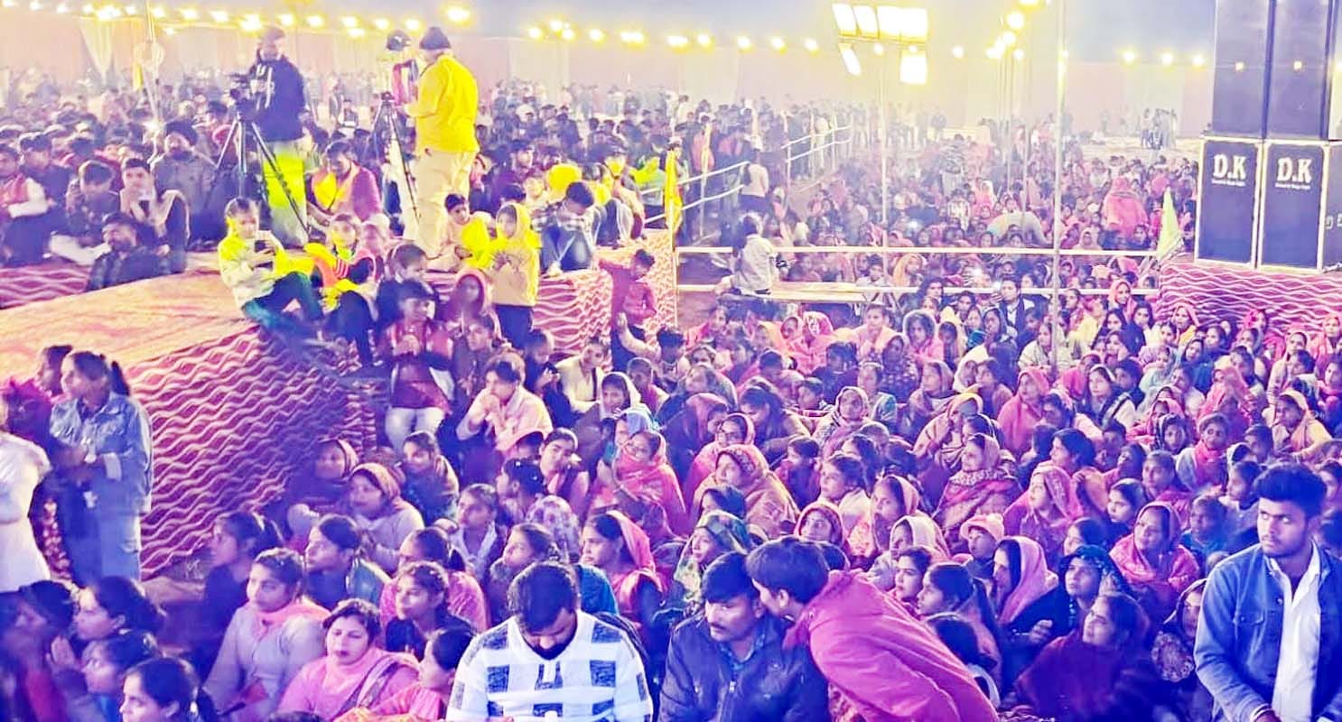 खुटार में भजन सुनाते अमन मिश्री। संवाद खुटार में भजन सुनाते अमन मिश्री। संवाद