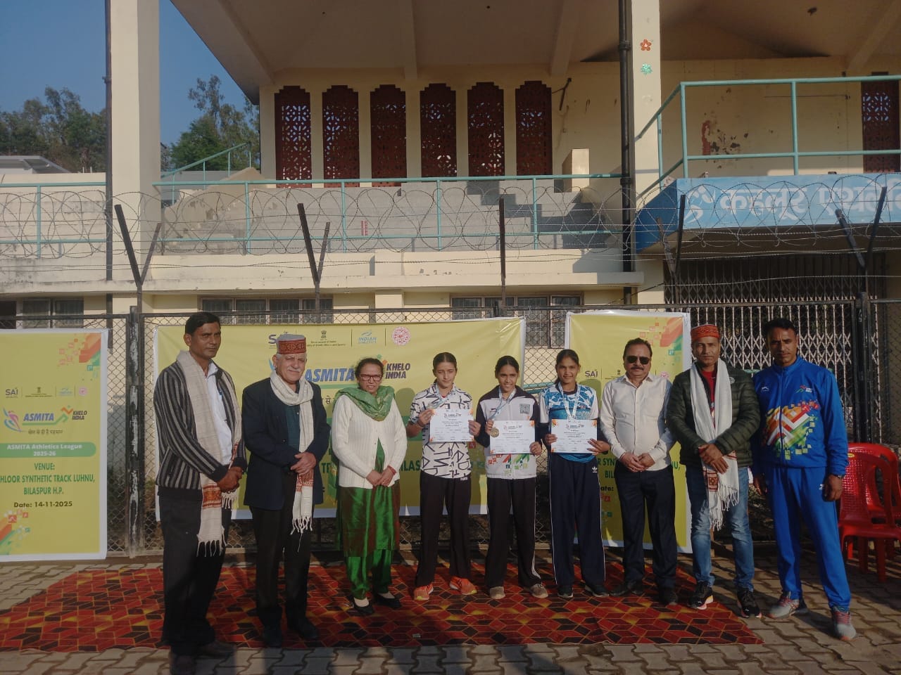 लुहणू सिंथेटिक ट्रैक में आयोजित अस्मिता लीग में दौड़ लगाती खिलाड़ी। संवाद