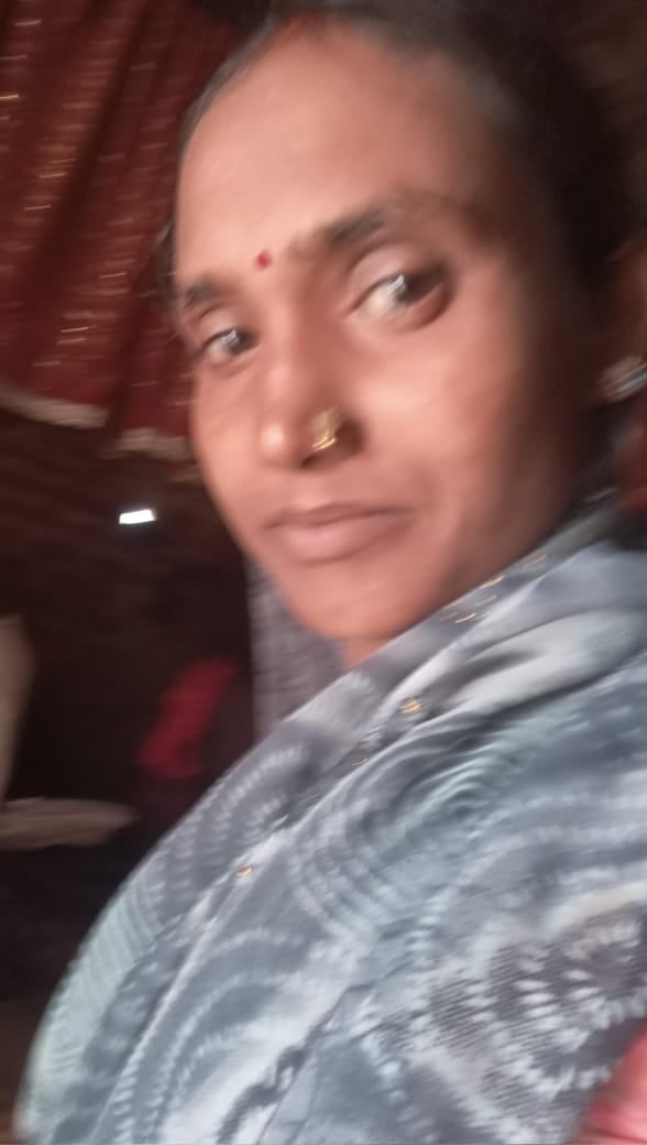 महिला की मौत के बाद रोते बिलखते मासूम बच्चे व परिजन महिला की मौत के बाद रोते बिलखते मासूम बच्चे व परिजन