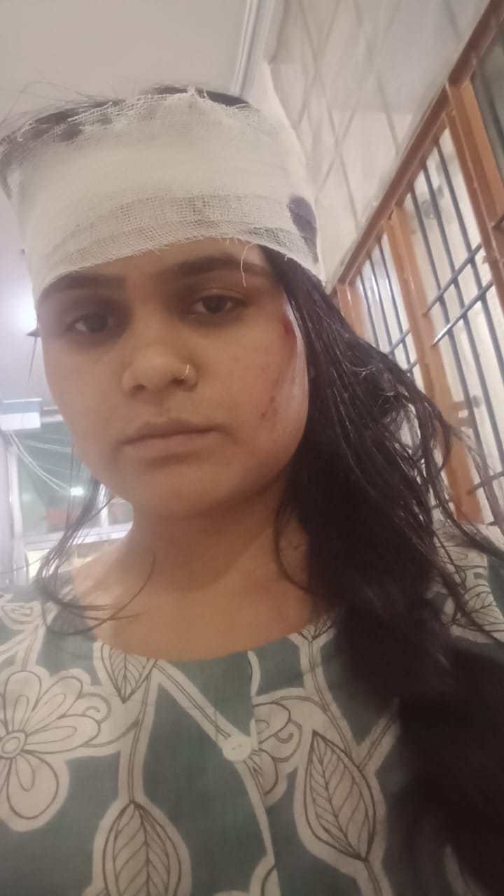 मारपीट में घायल लोग।