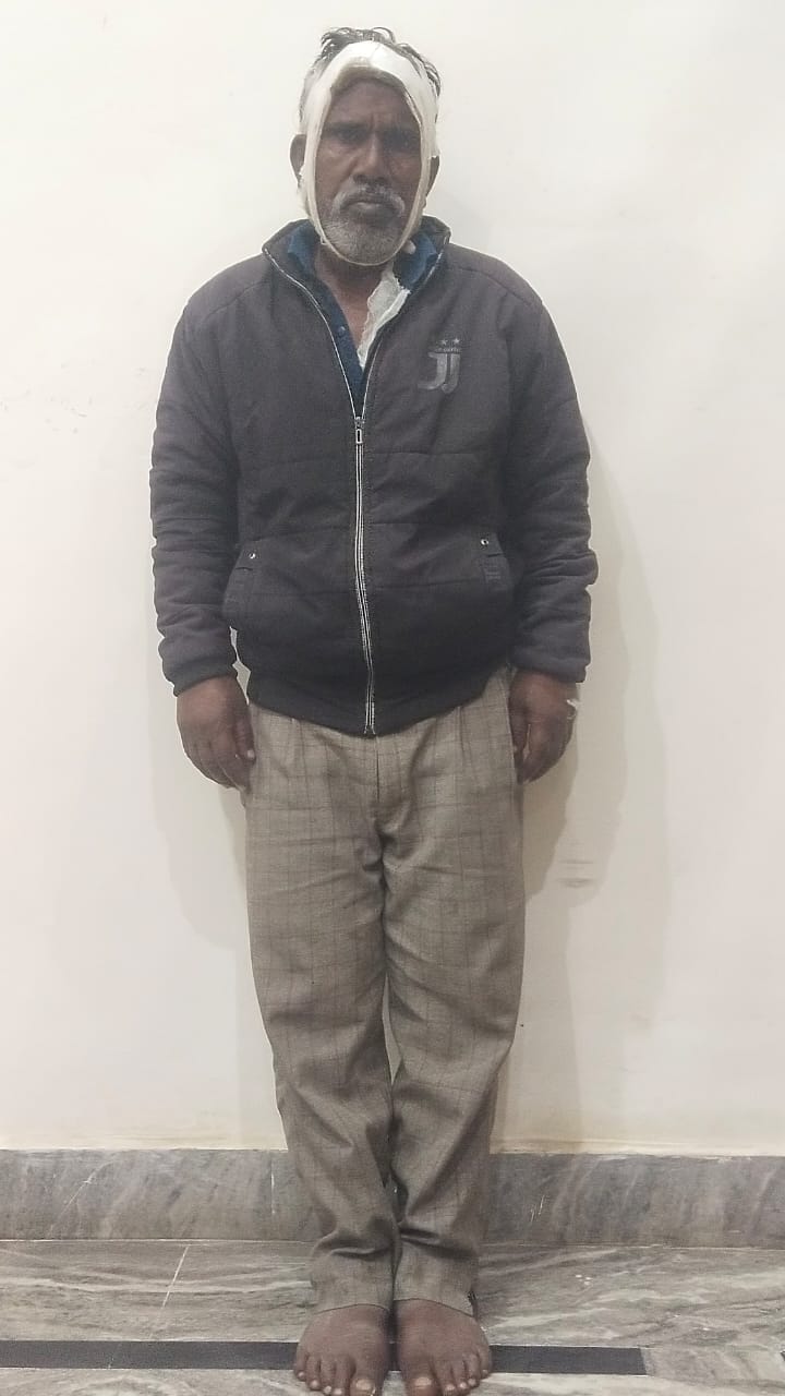 मारपीट में घायल लोग।