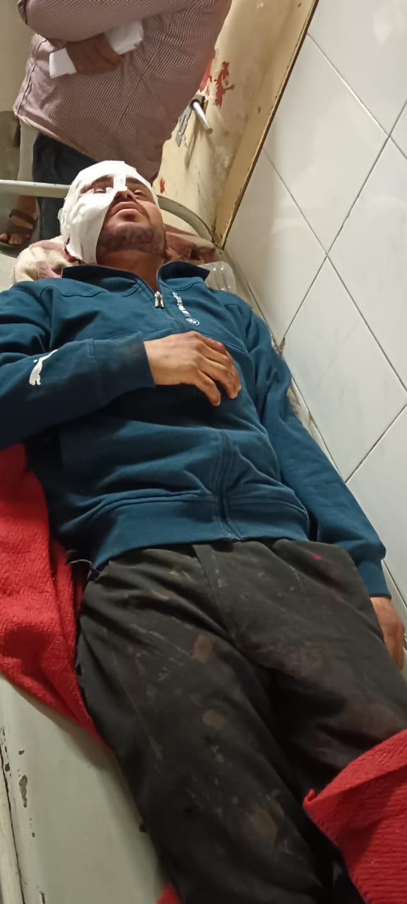 मारपीट में घायल लोग।