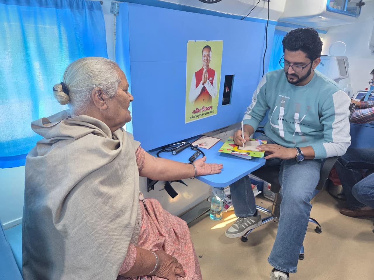 पिहोवा। शिविर में मरीजों की जांच करते चिकित्सक। विज्ञप्ति