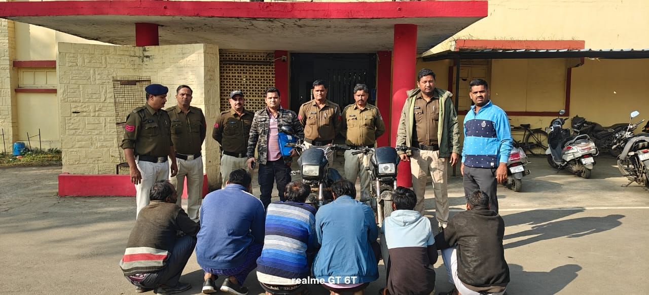 एसपी दीपक शुक्ला चोरी के खुलासे की जानकारी देते हुए