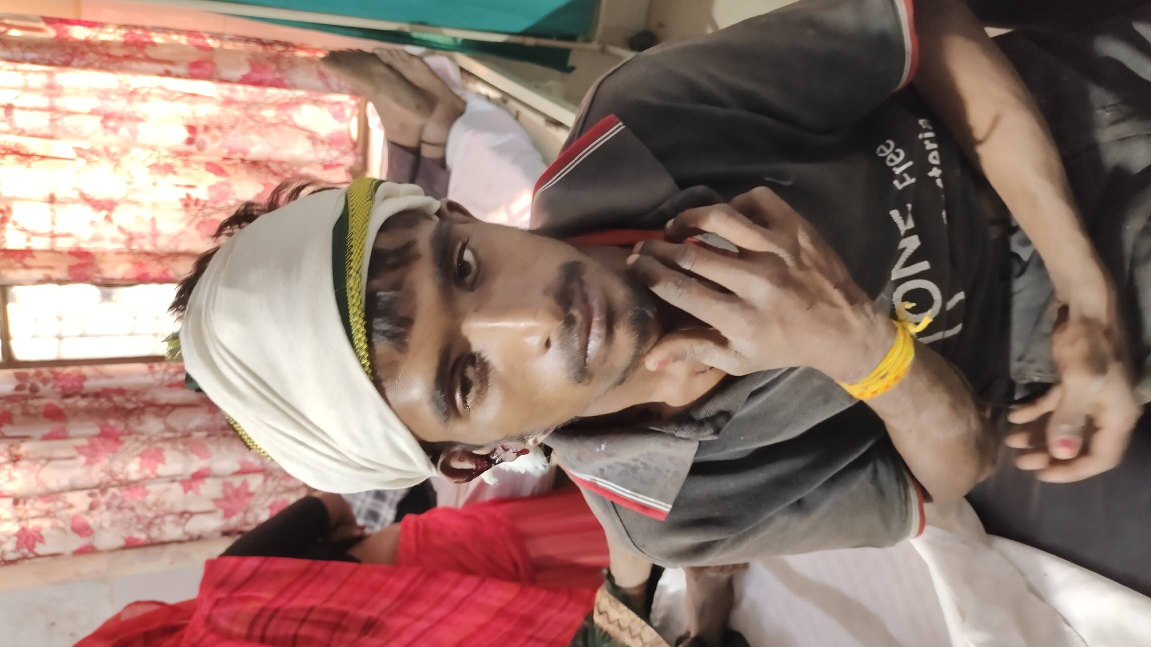 पारौली सिकरवार में मारपीट में घायल सीएचसी में भर्ती दूसरे पक्ष के लोग पारौली सिकरवार में मारपीट में घायल सीएचसी में भर्ती दूसरे पक्ष के लोग