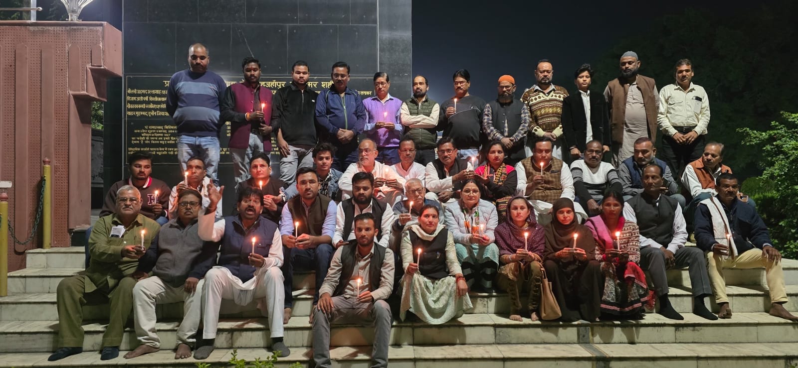पुवायां में कैंडल मार्च में शामिल कांग्रेस कार्यकर्ता। संवाद