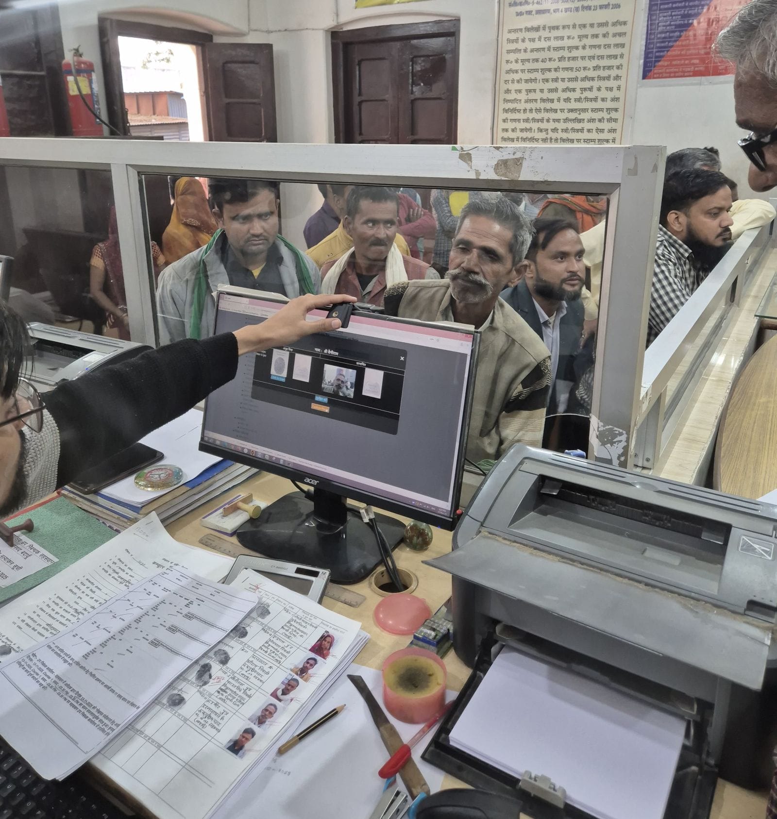 सहसवान में रजिस्ट्ररी कराते लोग। संवाद सहसवान में रजिस्ट्ररी कराते लोग। संवाद
