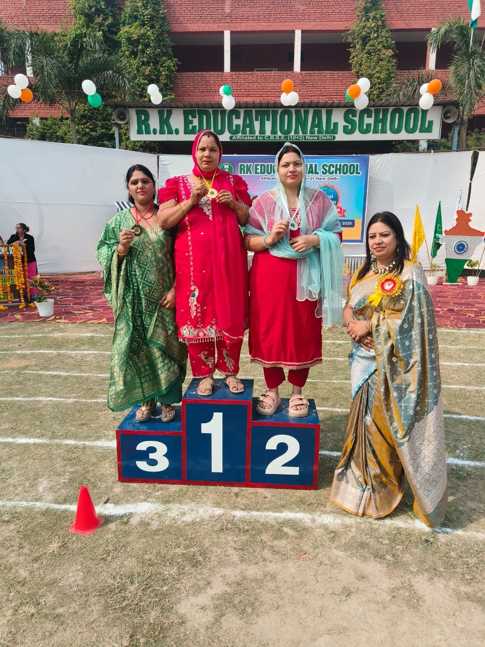 सिकंदराबाद आरके एजुकेशनल में आयोजित खेलकूद प्रतियोगिता में विजेता खिलाड़ी। संवाद