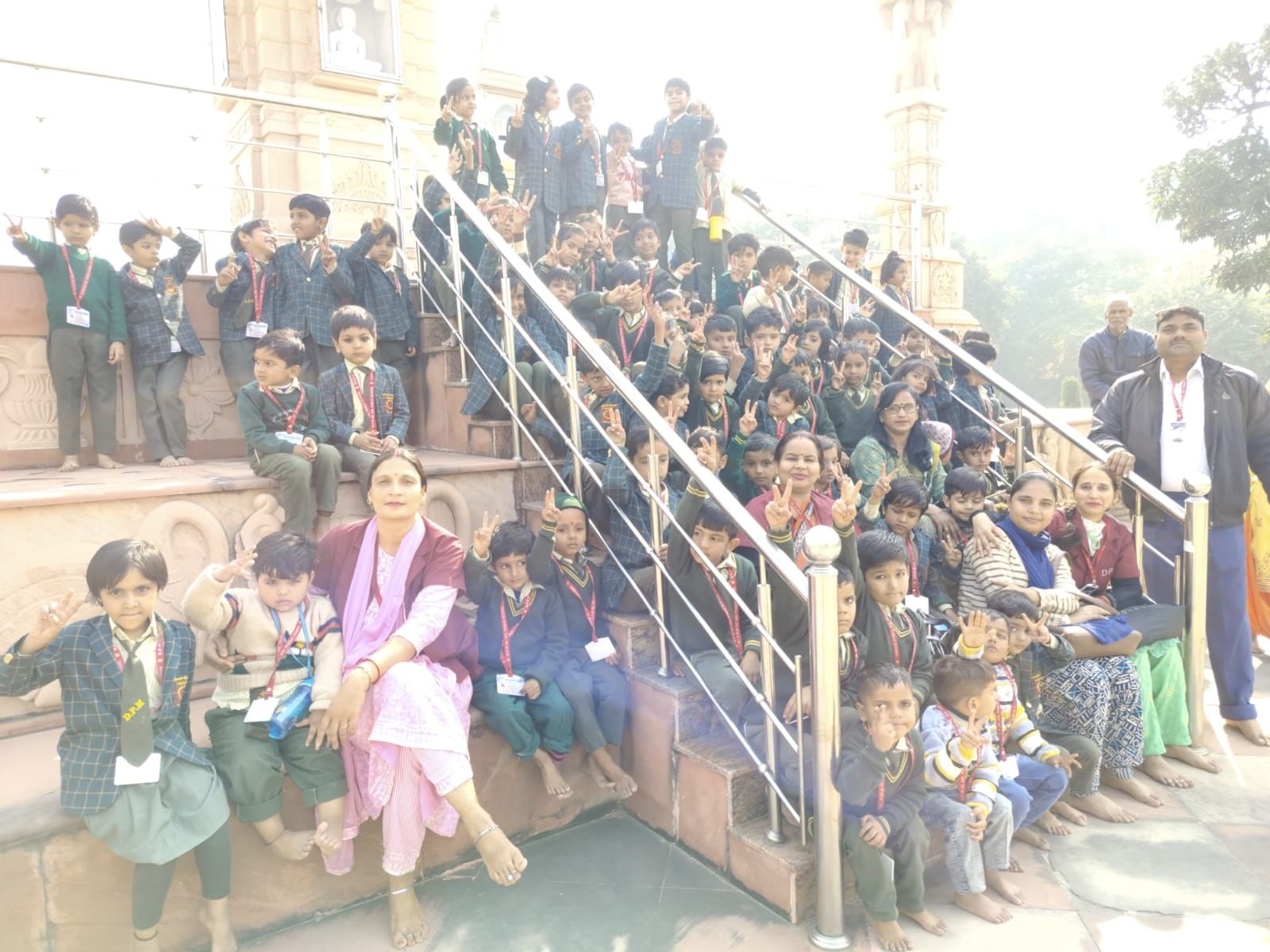 सरूरपुर। कदम पब्लिक स्कूल में बाल दिवस के मौके प्रतियोगिता में विजेता छात्रा को पुरस्कृत करते स