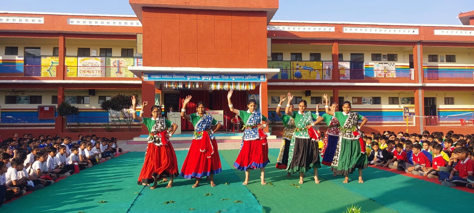 सांस्कृतिक कार्यक्रम प्रस्तुत करने वाली छात्राएं व अन्य। प्रवक्ता