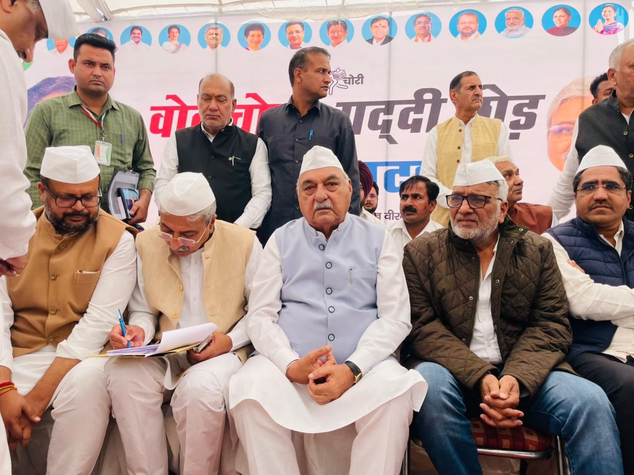 शहर में वोट चोर गद्दी छोड़ को लेकर पैदल मार्च निकालकर रोष जताते हुए कांग्रेस नेता। प्रवक्ता