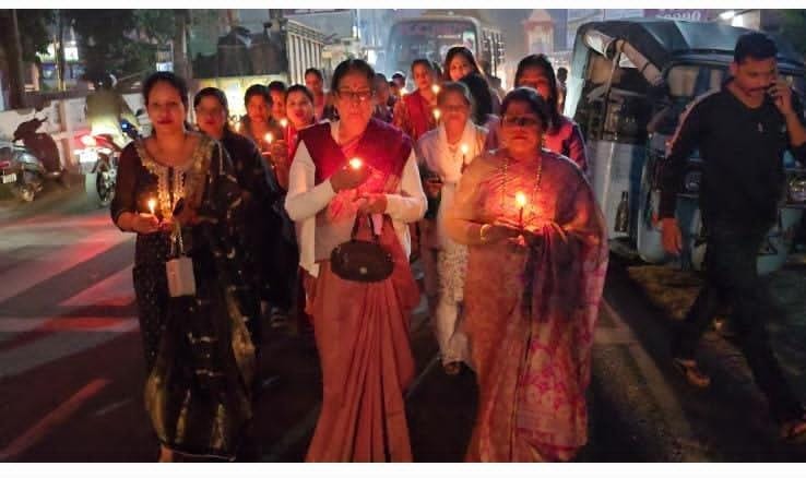 दिल्ली धमाके में मृतकों के प्रति श्रद्वांजलि अर्पित करते कांग्रेसी। स्रोत- संगठन