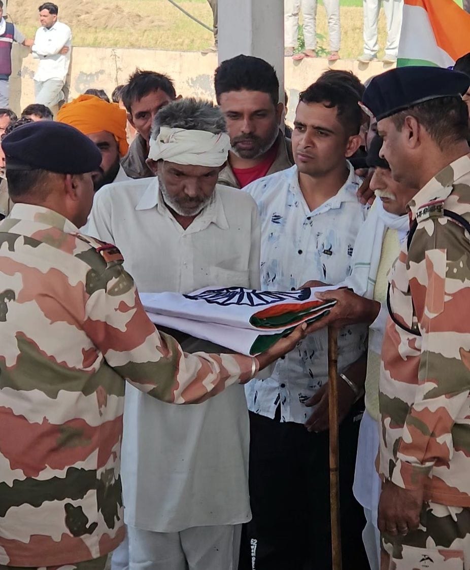 14जेएनडी39: जवान विक्रम कि पत्नी को संभालती महिलाएं। स्रोत ग्रामीण।